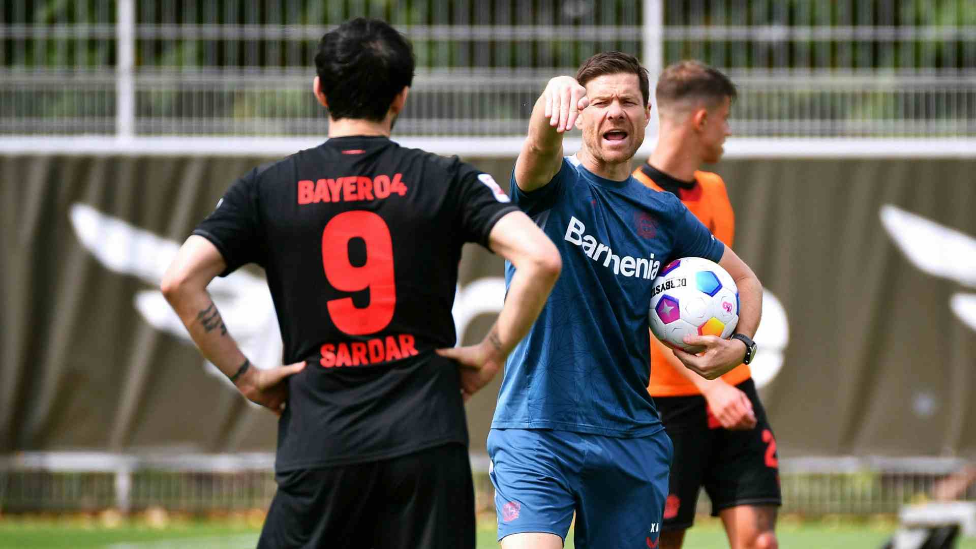 Bayer Leverkusen, Azmoun la combina grossa: Xabi Alonso furioso lo mette fuori rosa