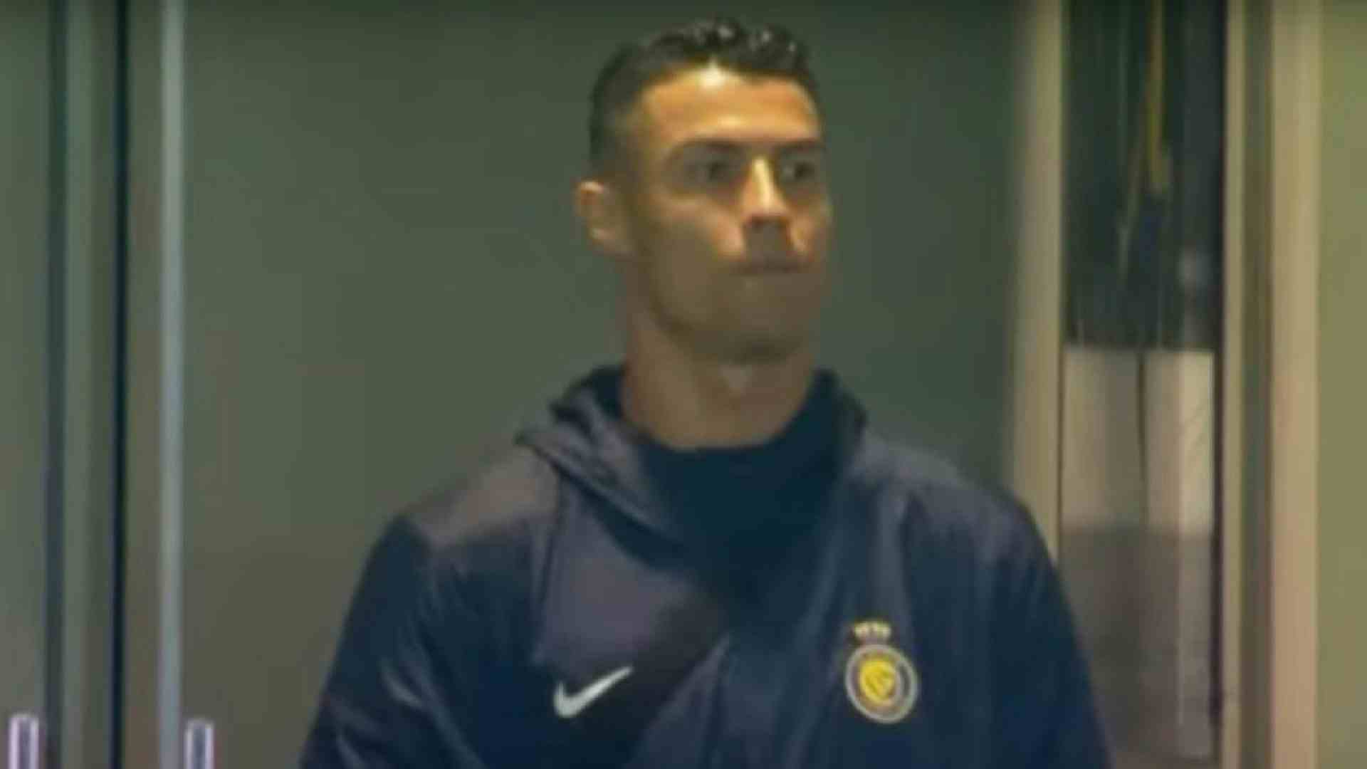 Cristiano Ronaldo si commuove in tribuna: la sua reazione è  emozionante (VIDEO)