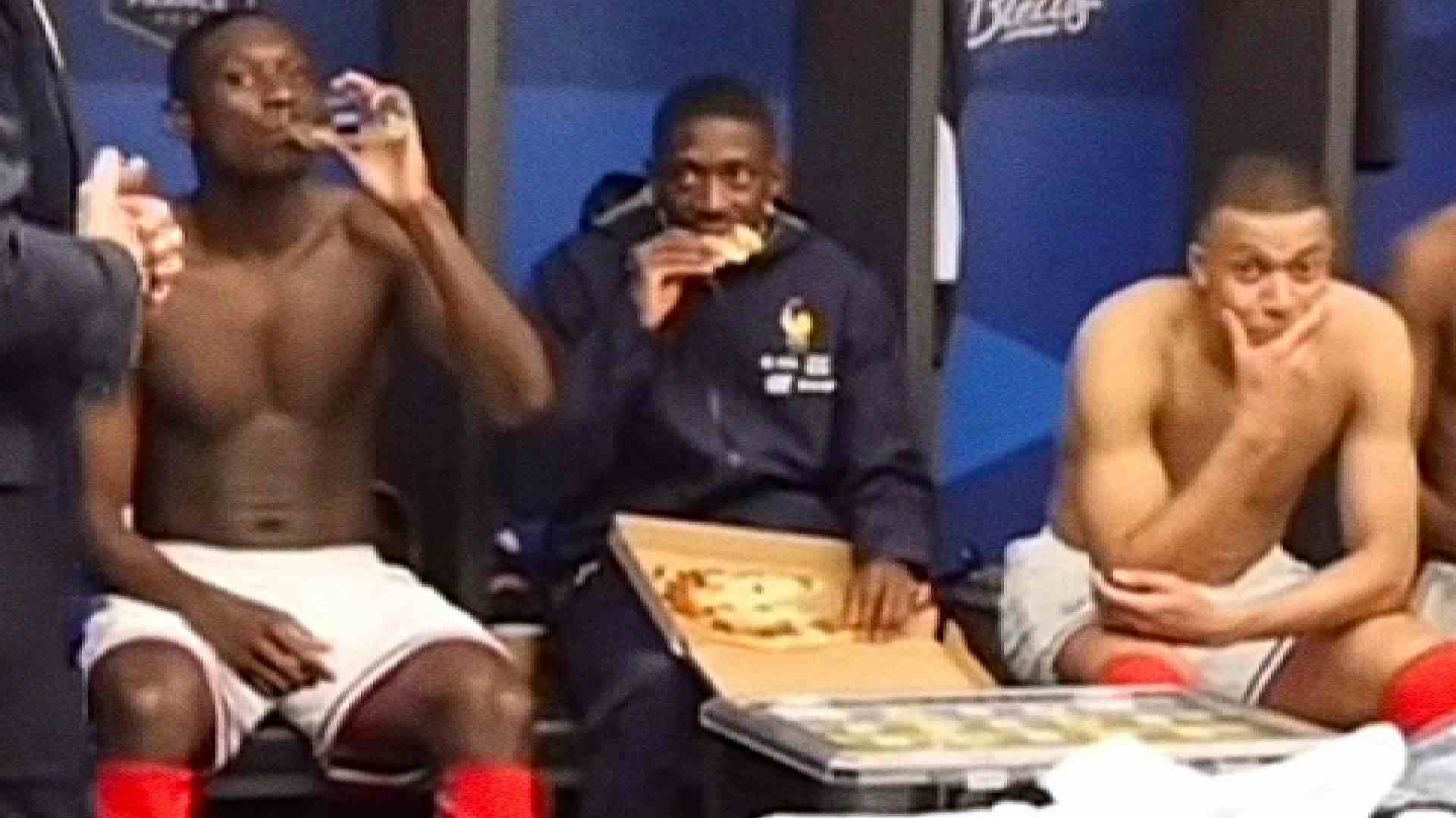Deschamps parla alla squadra nello spogliatoio, Dembele si mangia una pizza (VIDEO)