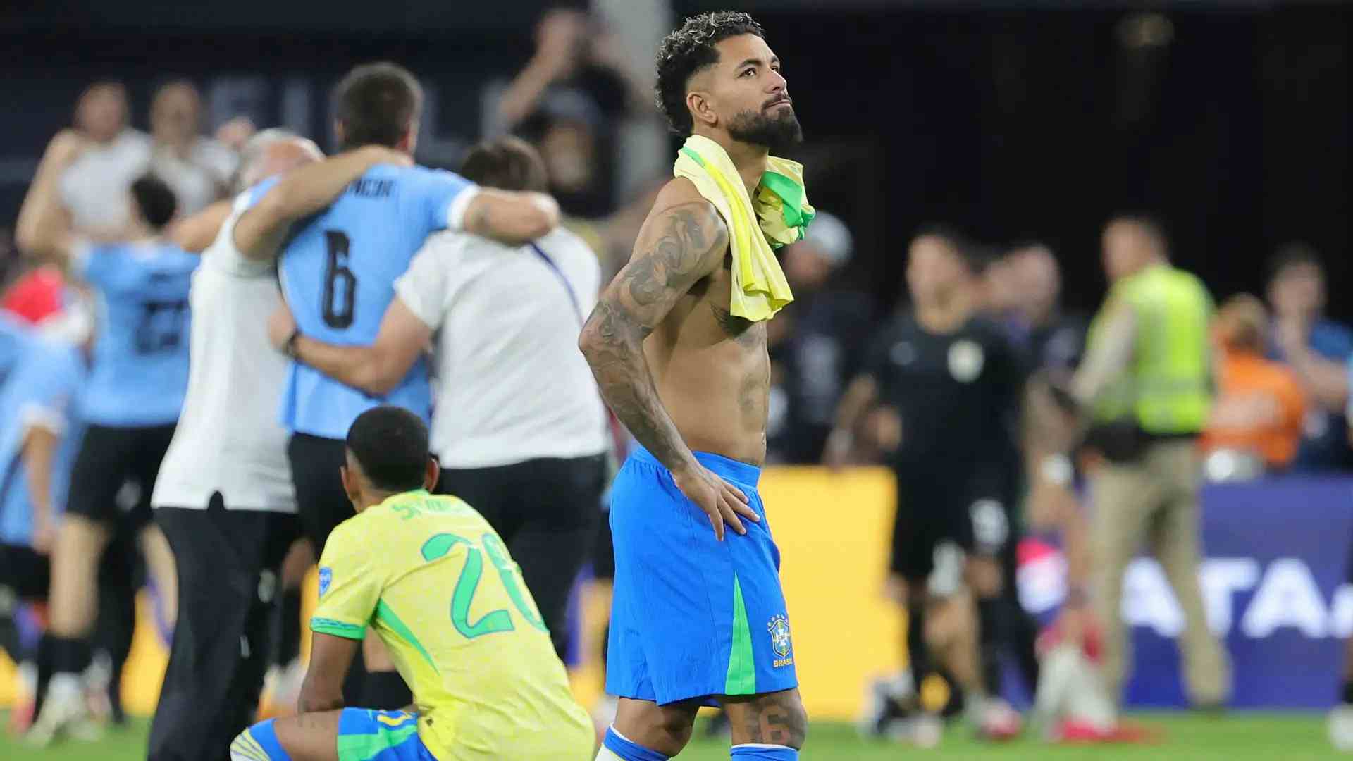 Douglas Luiz preso di mira in Brasile per l'eliminazione dalla Copa America: quel gesto non è piaciuto