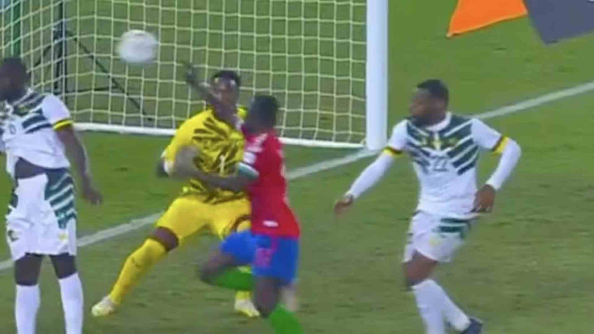 In Coppa d'Africa il Camerun stava per essere eliminato da una mano de Dios (VIDEO)
