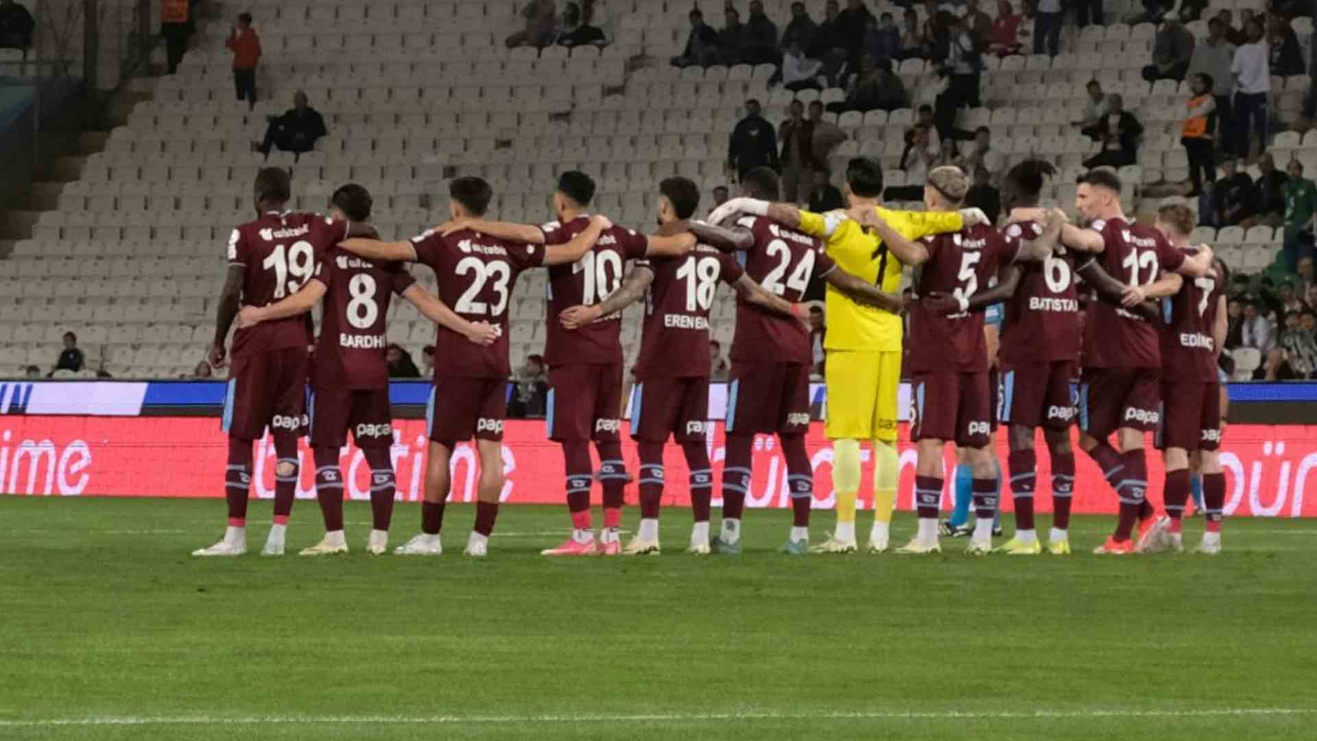 Trabzonspor, calciatori abbracciati in segno di protesta