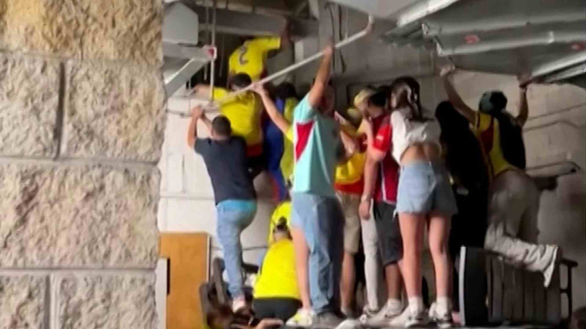 Assurdo in Copa America: tifosi colombiani entrano allo stadio... dai condotti dell'aria (VIDEO)